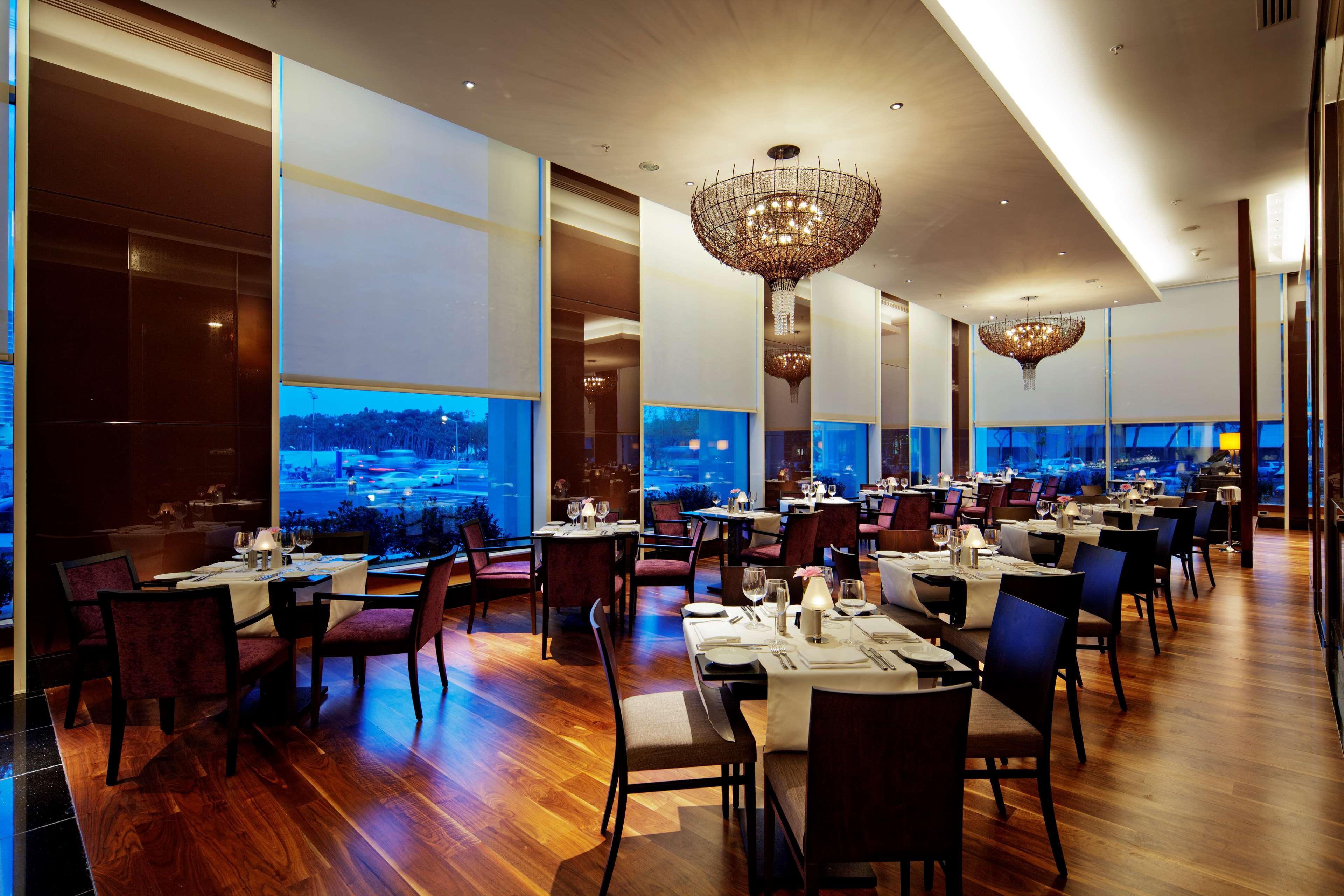 Hilton Baku Hotel Ресторант снимка