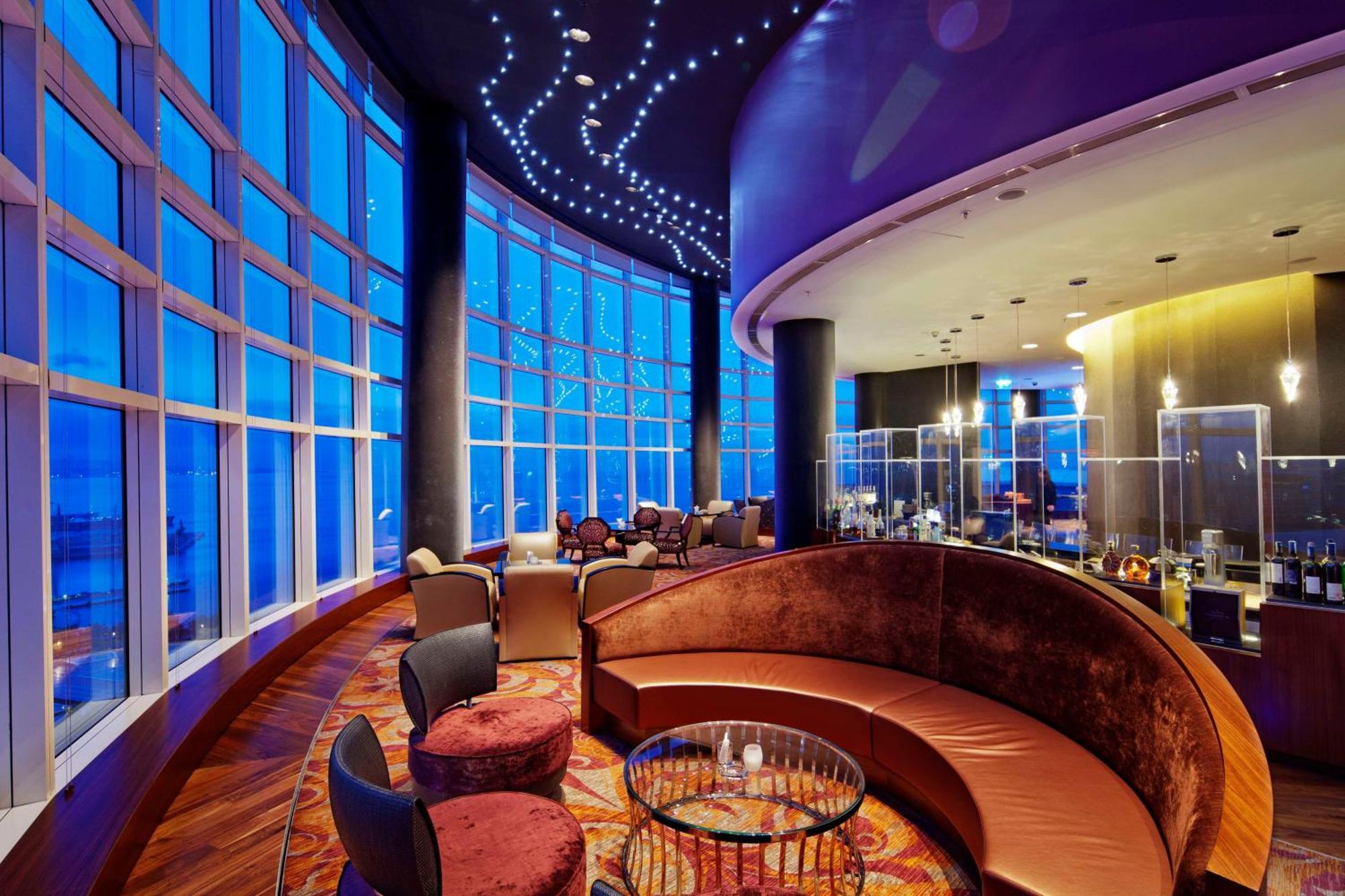 Hilton Baku Hotel Екстериор снимка The 87th Lounge at Hong Kong International Airport